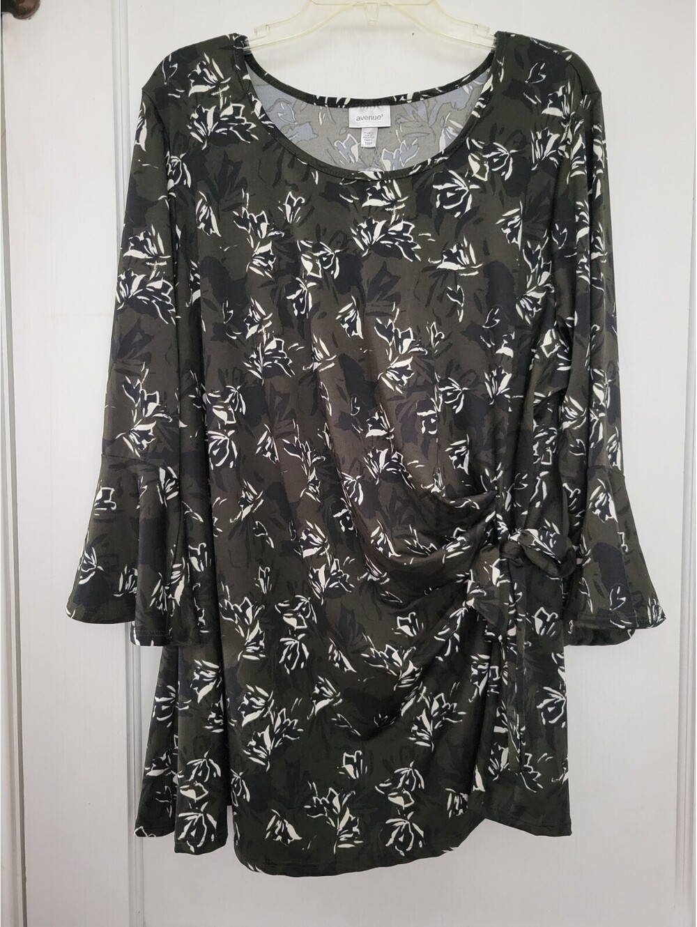 Avenue 22/24 Plus Size Floral Tunic Top Flowy Black White Green Bell Sleeves NWT